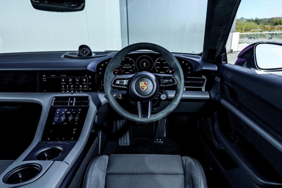 Торпедо Porsche Taycan Turbo 2020 года  (UK) (фото 32 из 40)